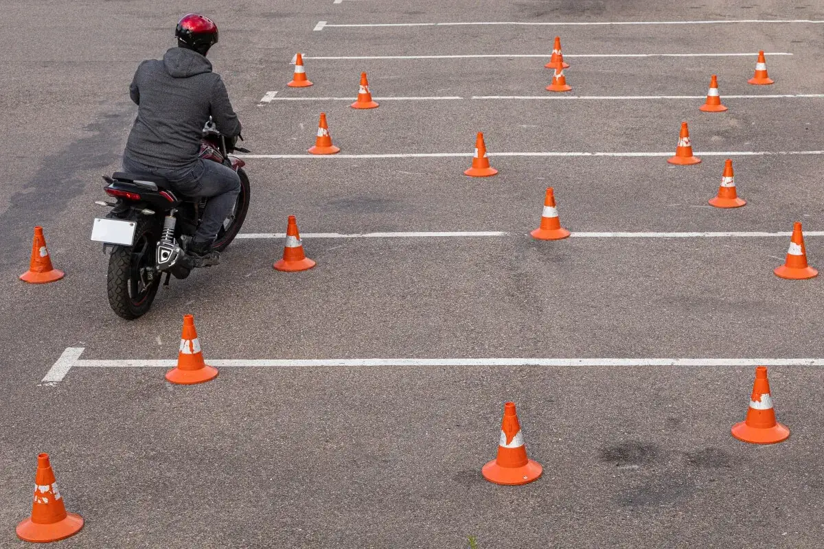 Motocyklista na placu manewrowym, pokonuje tor z pachołk&oacute;w. To jego egzamin kontrolny po utracie prawa jazdy za punkty.
