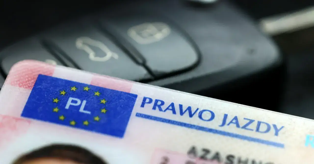 Prawo jazdy i kluczyki do auta. Czas na naukę jazdy automatem i zdobycie upragnionego dokumentu.