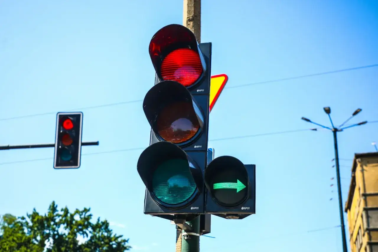Sygnalizacja świetlna z zieloną strzałką w prawo, wskazującą możliwość skrętu.