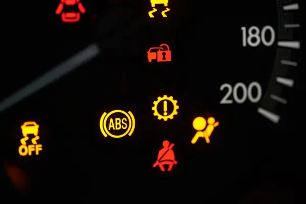 Kontrolki w Oplu Vivaro: ABS, poduszki powietrzne, pasy, ESP OFF, kontrolka silnika. Opis symboli pomoże Ci zrozumieć ostrzeżenia.