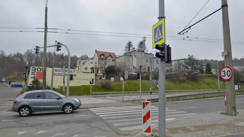 Zielona strzałka gdzie się zatrzymać, sygnalizacja świetlna dla pieszych i samochodów, znak ograniczenia prędkości 30.